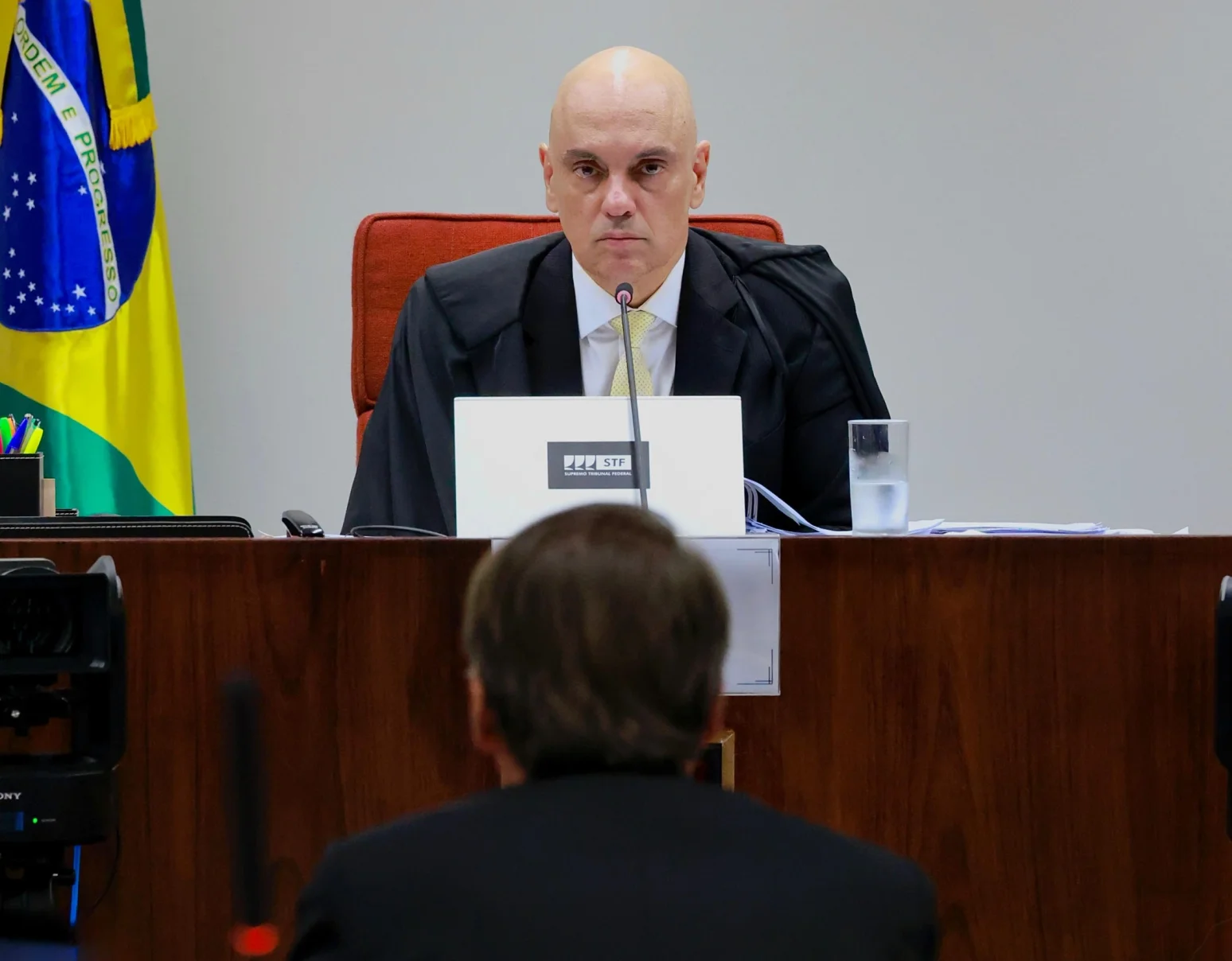 Alexandre de Moraes proíbe Bolsonaro de usar celular durante prisão domiciliar