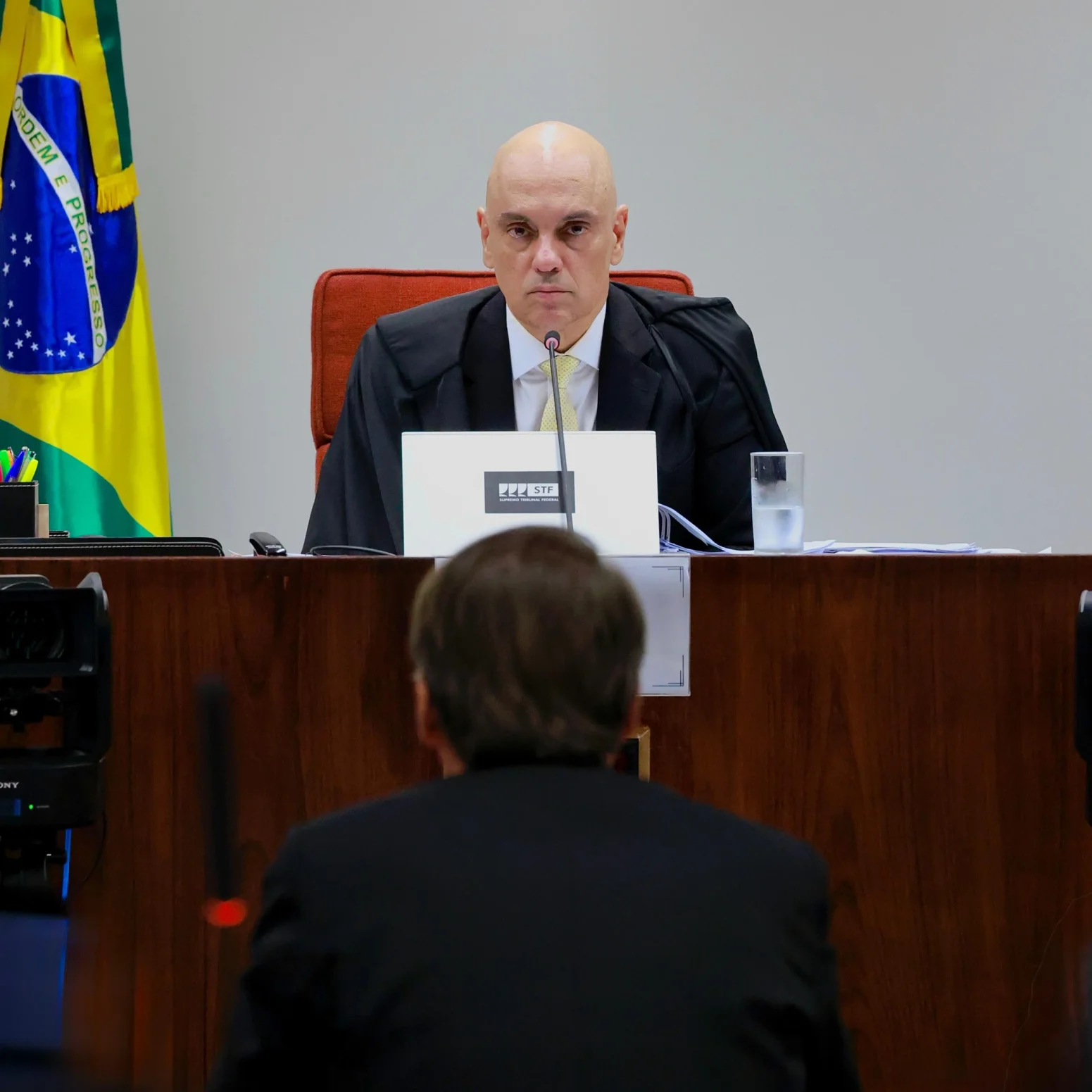 Alexandre de Moraes proíbe Bolsonaro de usar celular durante prisão domiciliar
