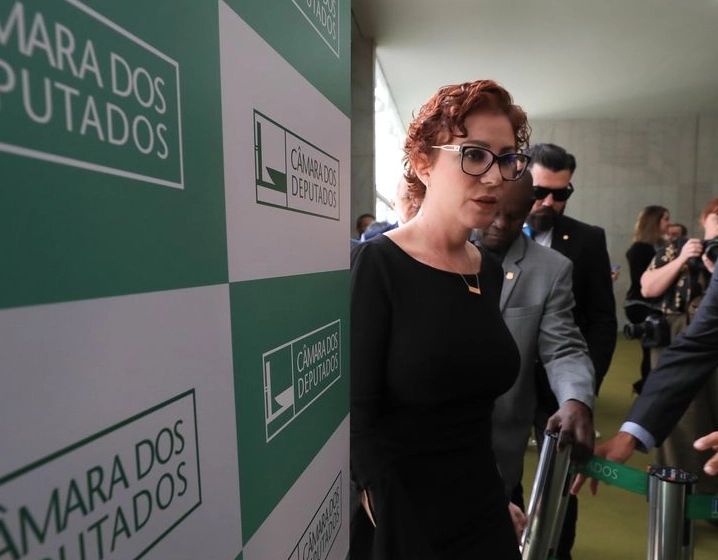 Alexandre de Moraes oficializa pedido de extradição de Carla Zambelli