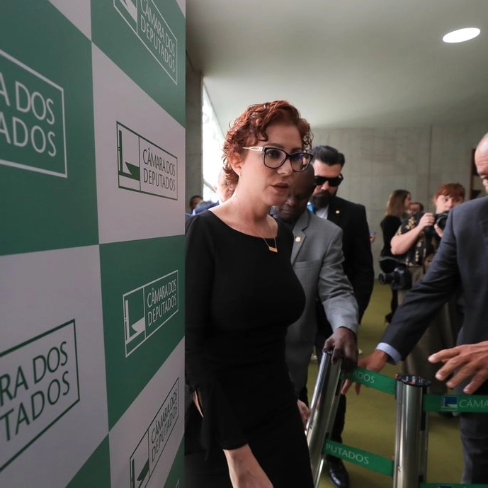 Alexandre de Moraes oficializa pedido de extradição de Carla Zambelli