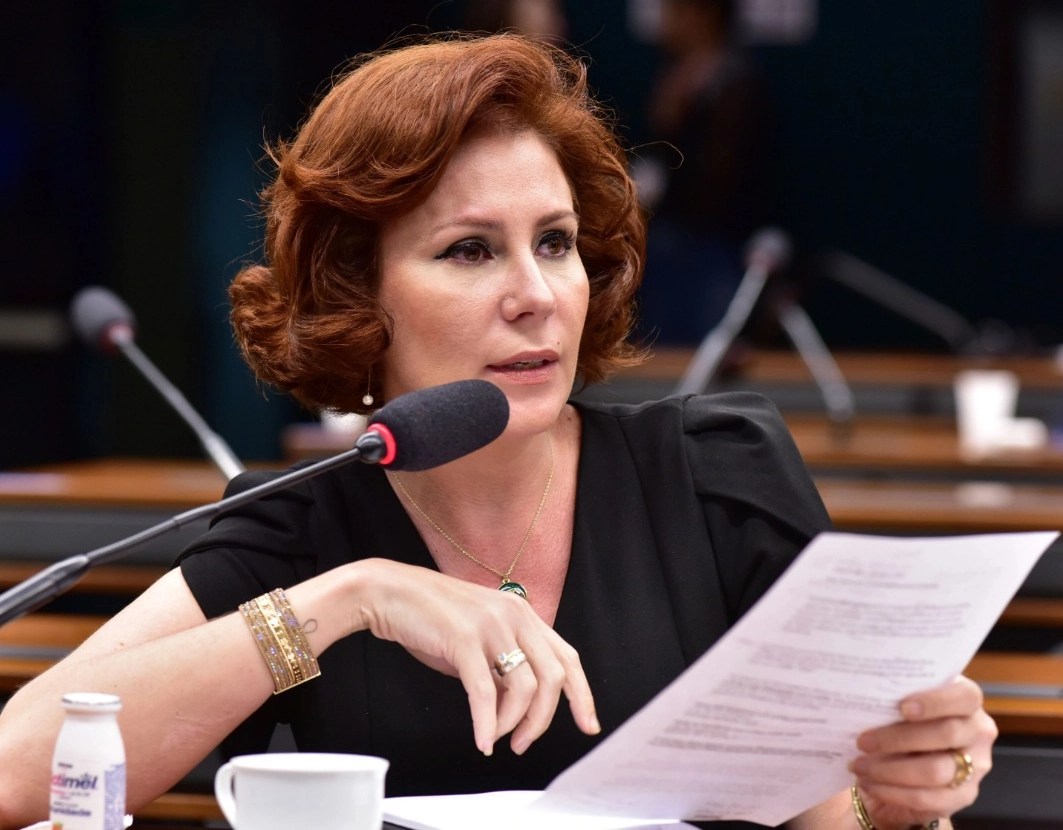 Gilmar Mendes inclui perseguição armada em pedido de extradição de Carla Zambelli à Itália