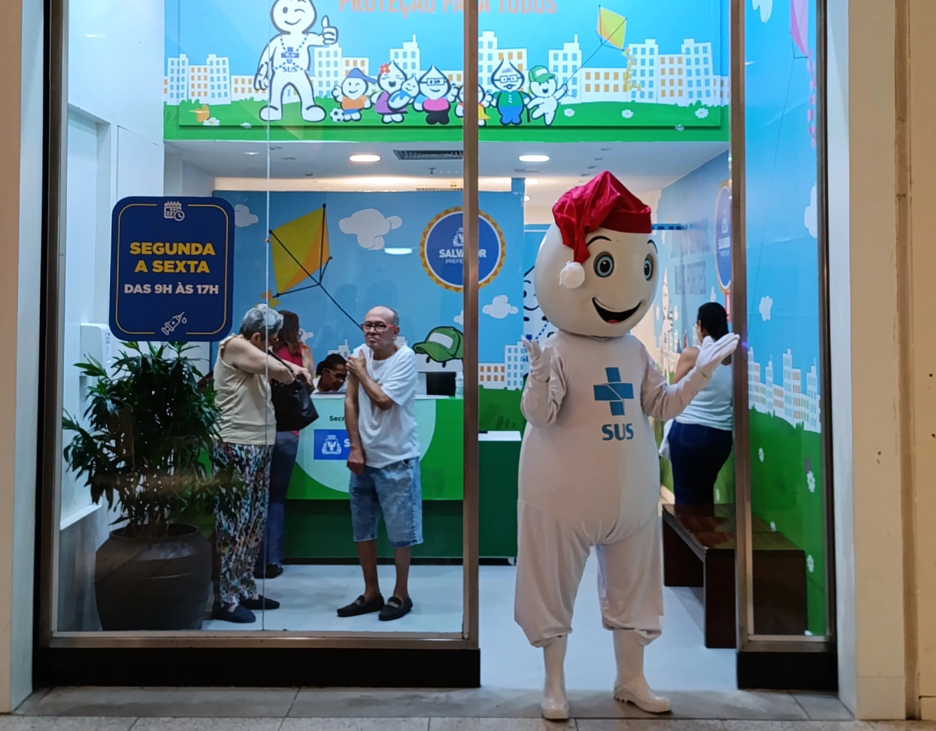 Zé Gotinha natalino realiza sessão de autógrafos para estimular vacinação em shopping de Salvador