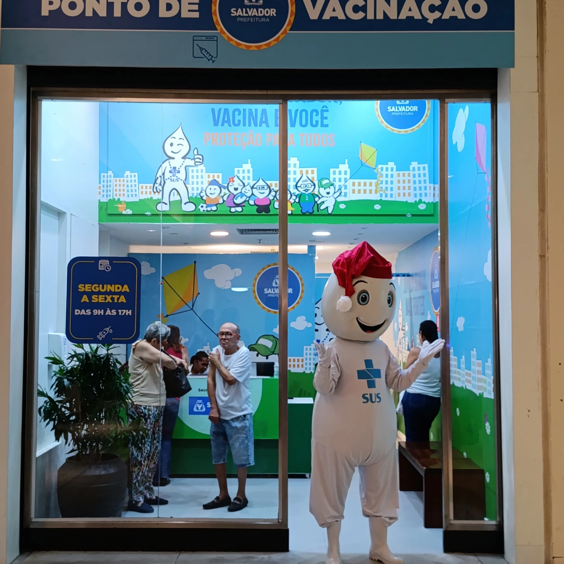 Zé Gotinha natalino realiza sessão de autógrafos para estimular vacinação em shopping de Salvador