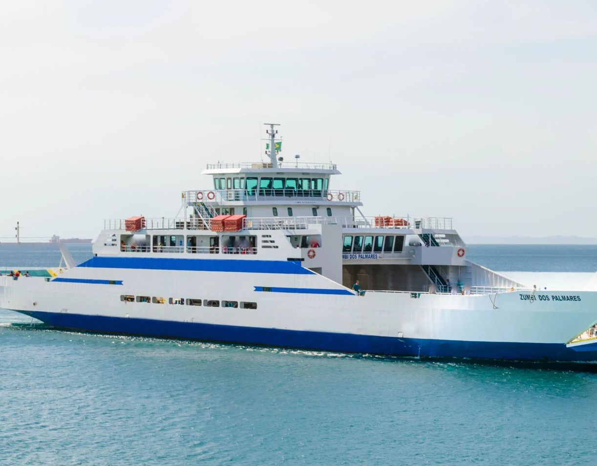 Grupo protagoniza briga generalizada dentro do ferry-boat; vídeo