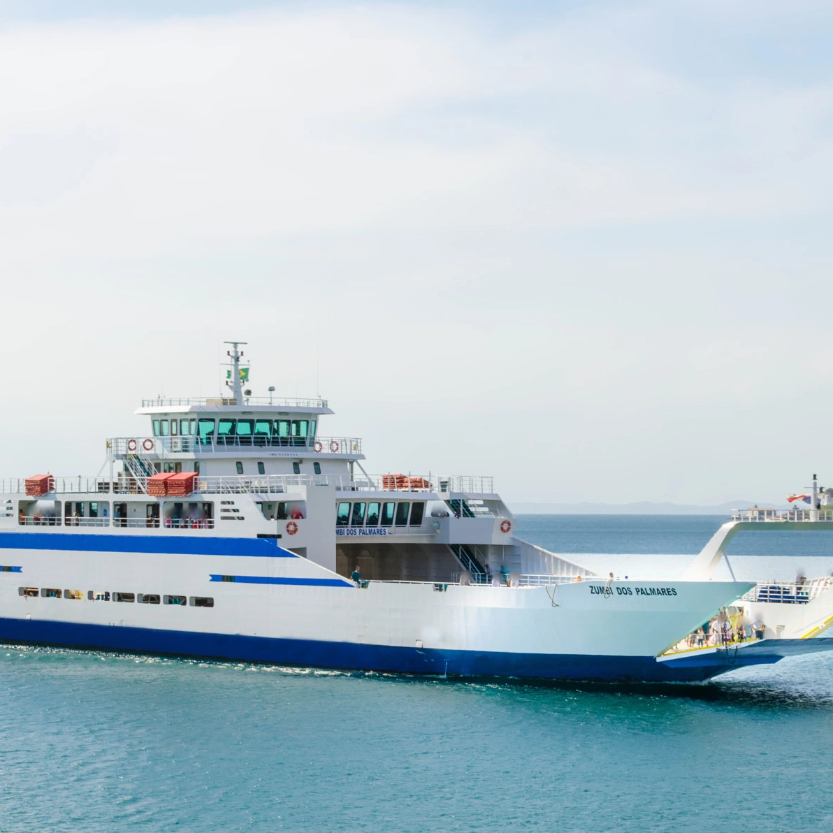 Grupo protagoniza briga generalizada dentro do ferry-boat; vídeo